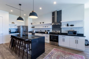 Modern 4 BR Luxury Condo with Rooftop Pool Next to the Hangout!